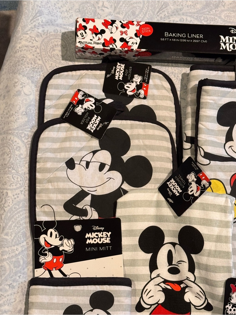Disney Mickey Mouse Kitchen Linens Set - Picture 8 of 8